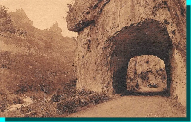 les Gorges du TARN un tunnel et rocher de capluc