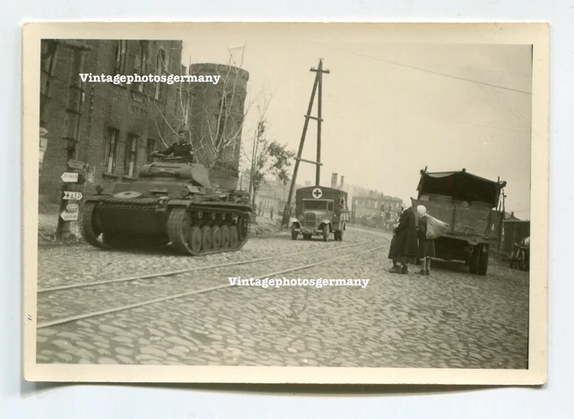K2466 Foto Polen deutscher Panzer II LKW Sanitäter Bevölkerung Vormarsch