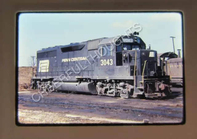 Original '70 Ektachrome Slide PC Penn Central 3043 GP40 Engine House       36K38