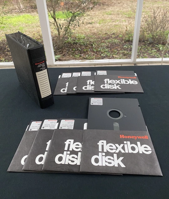 VINTAGE NOSTALGIC ORIGINAL Honeywell Flexible Floppy Disk Set And Case