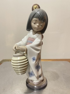 Lladro DAISA #6231 Oriental Lantern Girl