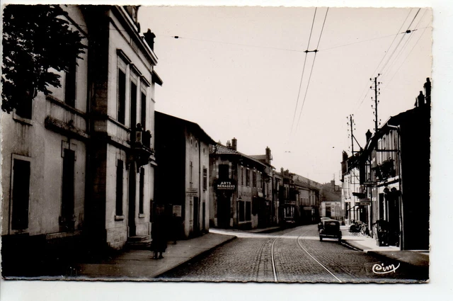 NEUVES MAISONS - Meurthe et Moselle - CPA 54 - Rue du Capitaine Caillon Voitures