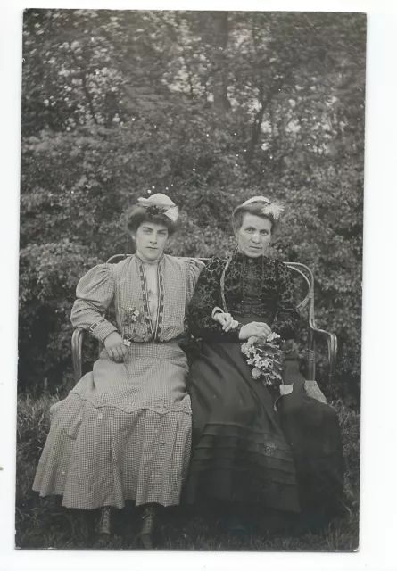 BM915 Carte Photo vintage card RPPC Femme mode fashion chapeau Assis Sitting