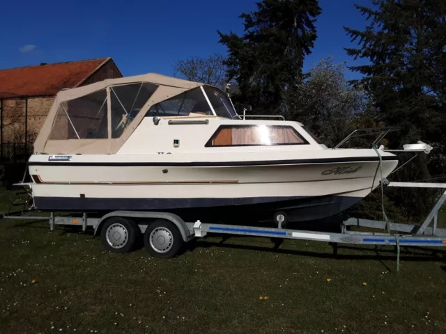 kajütboot mit trailer