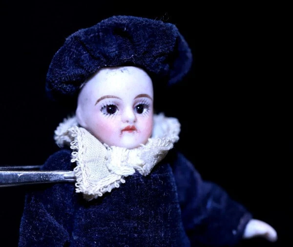 Poupée ancienne mignonnette noire bouche fermée pour maison de poupée
