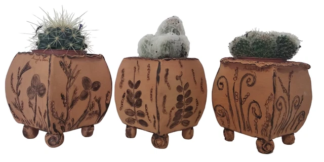vaso basso rotondo blu in terracotta con foro di drenaggio
