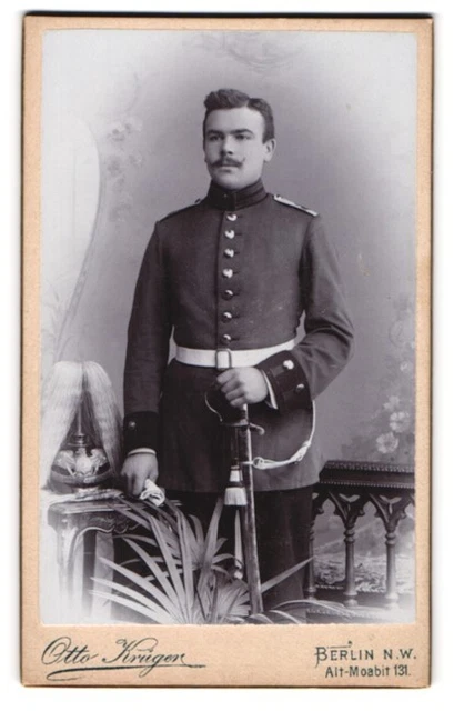 Fotografie Otto Krüger, Berlin, Portrait Soldat in Gardeuniform mit Pickelhaube