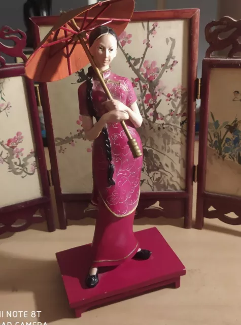 Rare Statuette vintage Chinoise Geisha en résine Avec Ombrelle Sur Socle