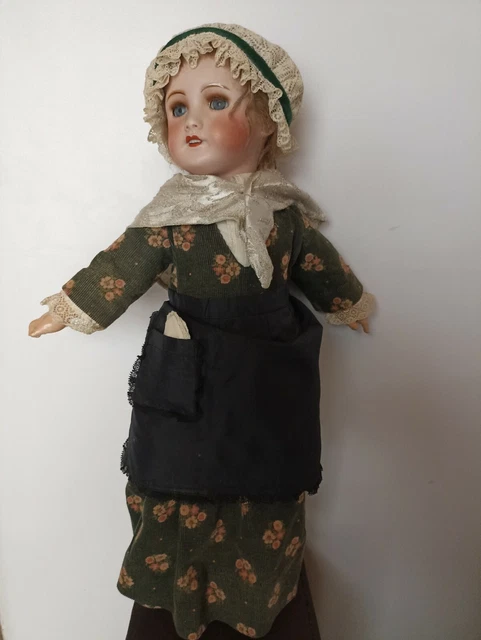 Poupée, tête porcelaine habits folkloriques • EUR 50,00