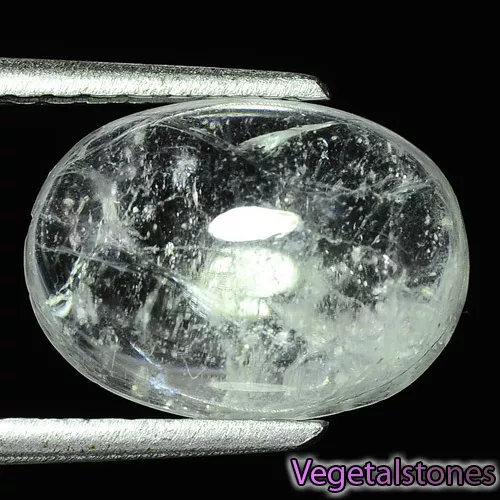 Scapolite blanche en cabochon ovale de 4,79Cts  (FLUORESCENTE)