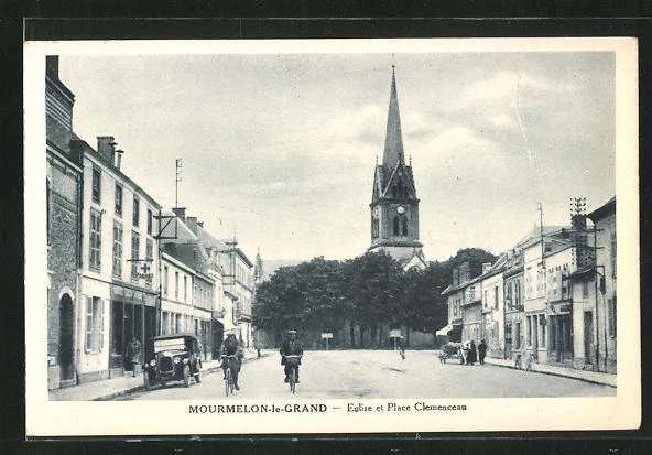CPA Moumelon-le-Grand, Eglise et Place Clemenceau, vue partielle avec l'Église