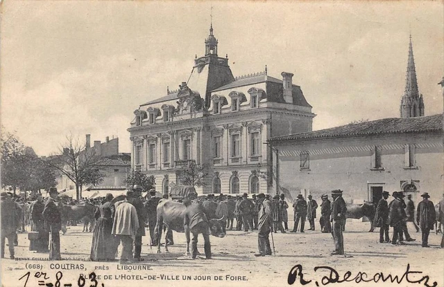 CPA 33 COUTRAS PRES LIBOURNE PLACE DE L'HOTEL DE VILLE UN JOUR DE FOIRE  (dos no