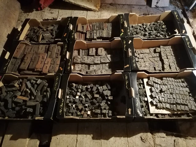 Caractères/anciennes lettres d'imprimerie en bois/lot très important /20 Caisses