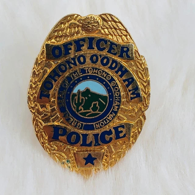 POLICE - INSIGNE de képi années 50 (je crois) manques à l'émail et