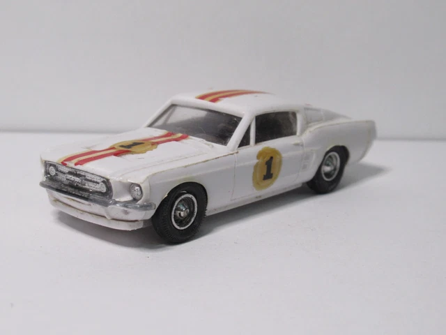Lindberg 1968 Ford Mustang GT Kit Car & Garage 1:64 - Doré (Neuf, Plastique)