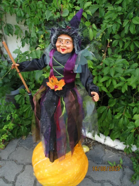 Kräuterhexe Kräuterfee Hexe Besen Brille Herbstdeko Figur Lila bunt Halloween