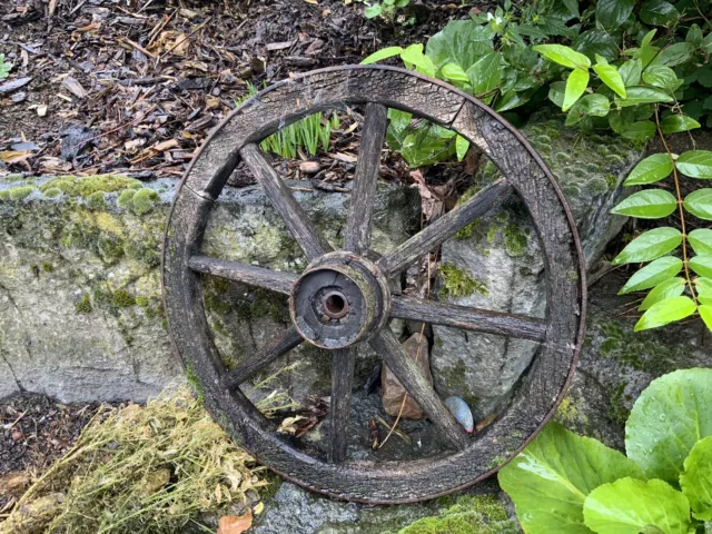 wagenrad holz antik. Sehr alt. Sehr schön. Ca. 50 cm Durchmesser. Habe 6 davon.