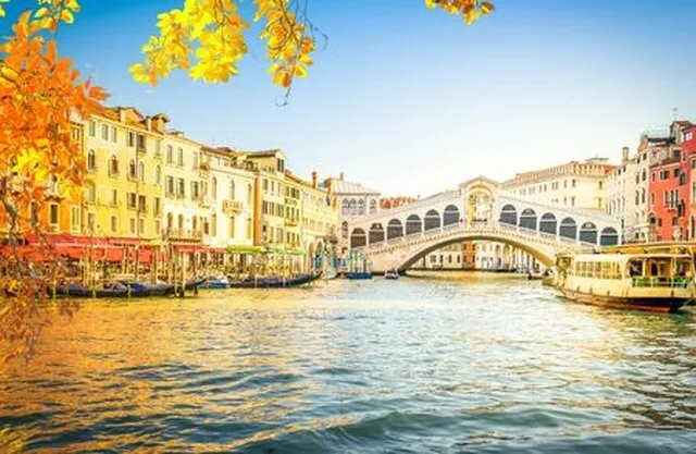 Blick auf die berühmte Rialto-Brücke am Herbsttag, Venedig, Italien, retro getön