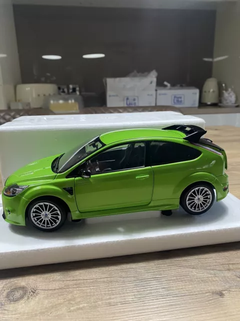 Minichamps 1/18 Scale Diecast 100 080001 - Ford Focus RS 2010 - Met Green