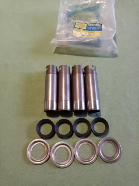 PEUGEOT 404 / 504 / J7 Jeu de 4 tubes protecteurs de bougies.