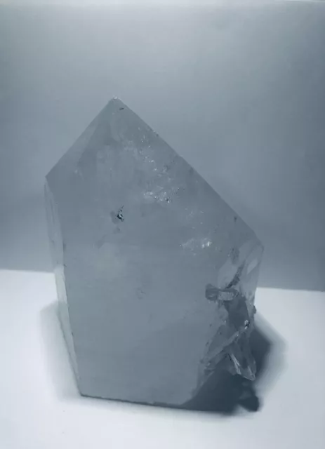 Bergkristall mit seltener seitlicher Auswucherung und ganzer Spitze 1,268 kg