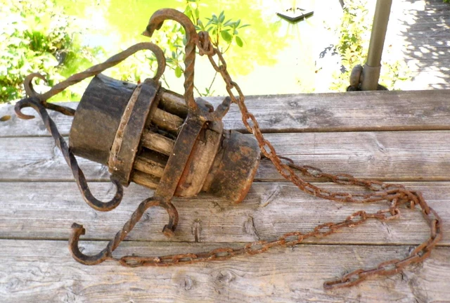 alte Radnabe einer Kutsche - mit Halter aus Schmiedeeisen + Kette
