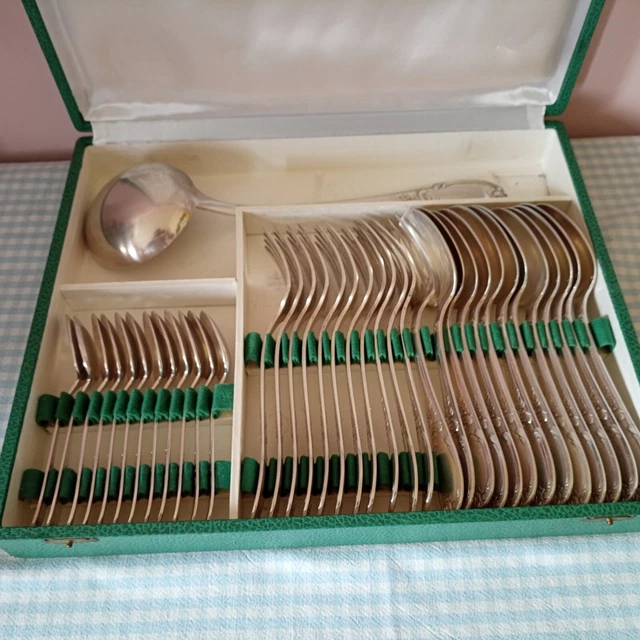 MÉNAGERE 37 PIECES en MÉTAL ARGENTÉ avec ÉCRIN