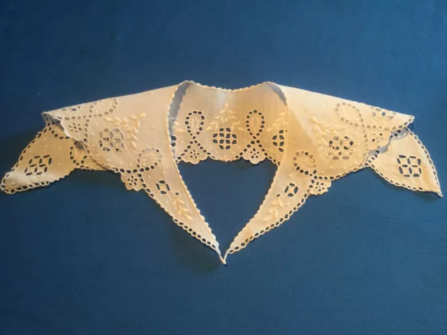 Col ancien en coton bien blanc, belles broderies, forme originale ...