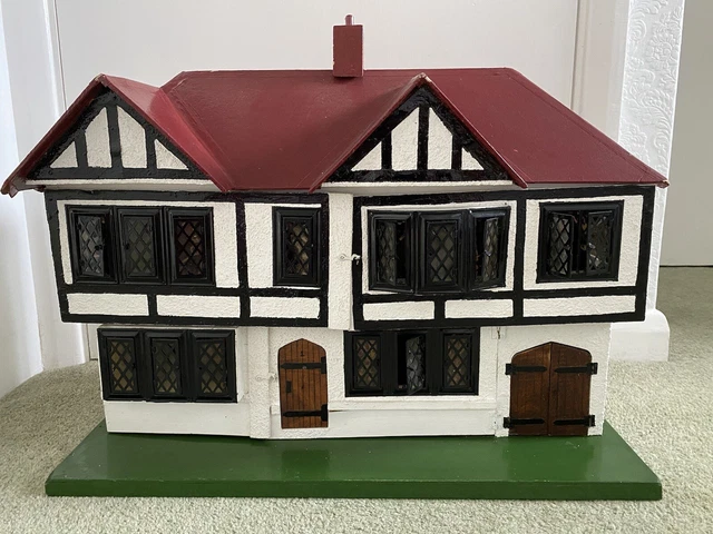 VINTAGE DOLLS HOUSE Bought Secondhand in the 1970s, Needs Work £35.00