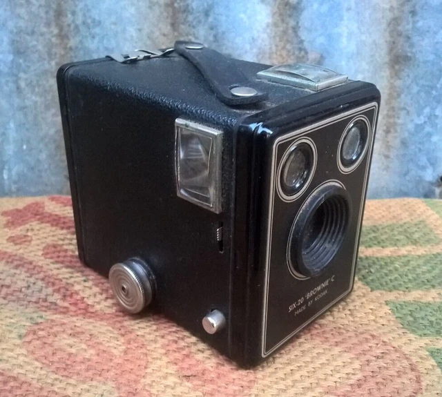 VINTAGE ANTIQUE KODAK SIX-20 "Brownie C" CAMERA