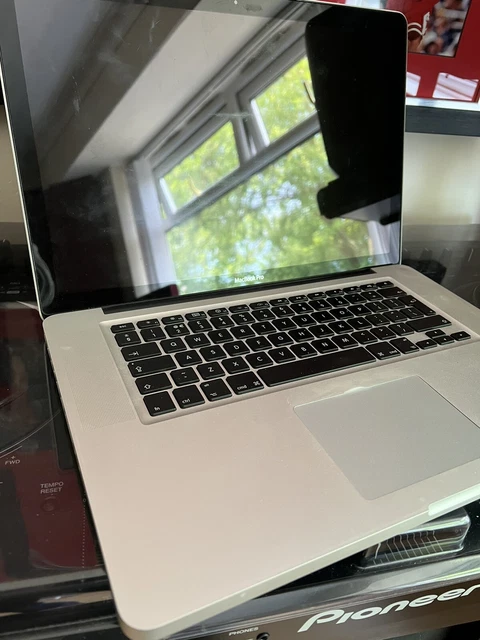 Apple Macbook Pro 2010 15 pollici - A1286 - rotto - SOLO RICAMBI / RIPARAZIONE