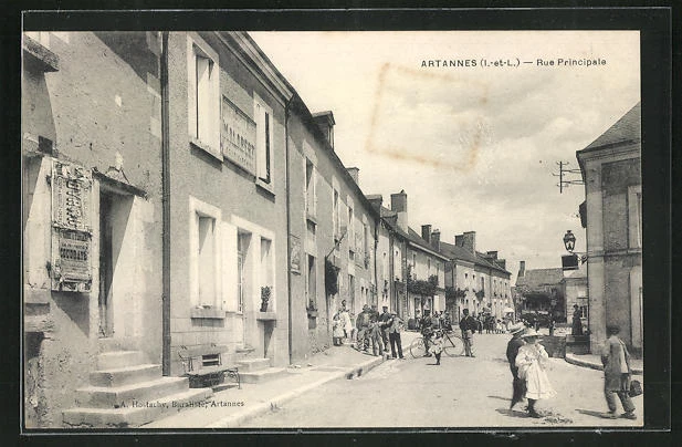 CPA Artannes, Rue Principale, vue de la rue avec des passants