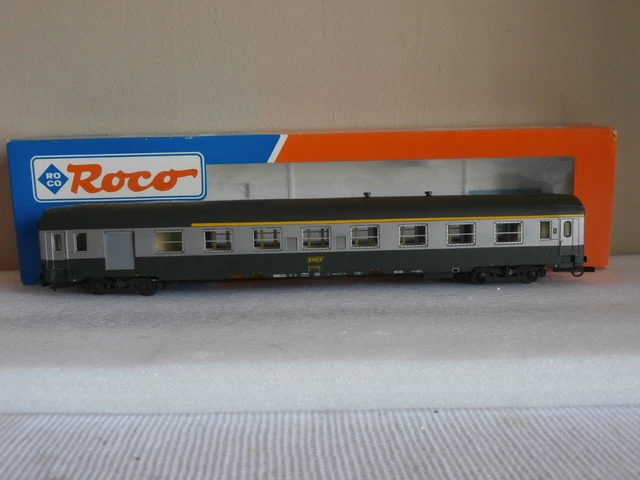 Voiture UIC A7D Mixte fourgon / 1ere classe Roco HO
