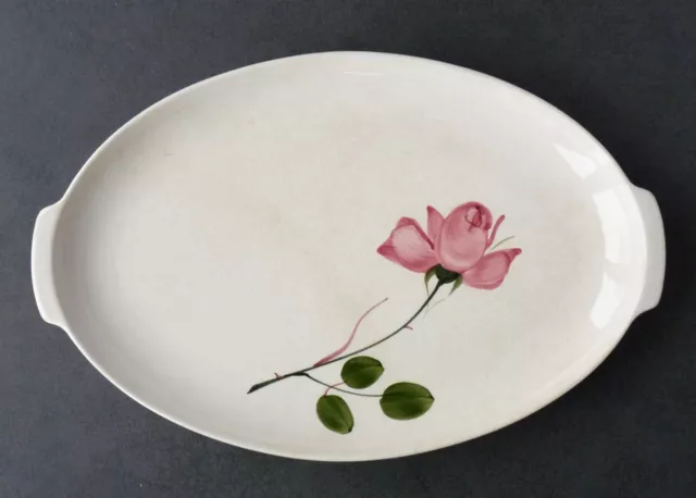 Plat ovale en faïence de Villeroy et Boch Mettlach, décor MAGALI, rose rouge