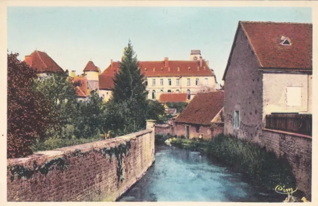 Carte postale ancienne NIEVRE CORBIGNY un coin de la ville