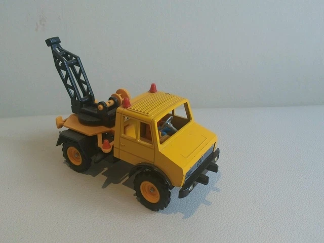 Britains Autoway Unimog With Figures