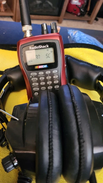 Radio Shack 20-516 PRO-84 Handheld NASCAR 200 Channel Race Scanner w/Headphones