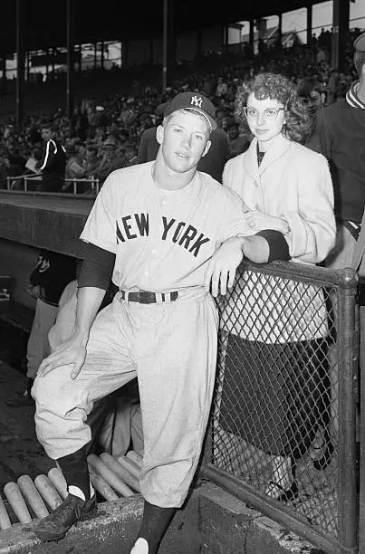 New York Yankees Mickey Mantle Posing With His Girlfriend 1951 Old Photo