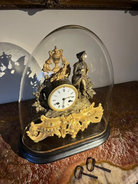 Horloge, pendule ancienne, XIXème, sous globe, bronze doré.