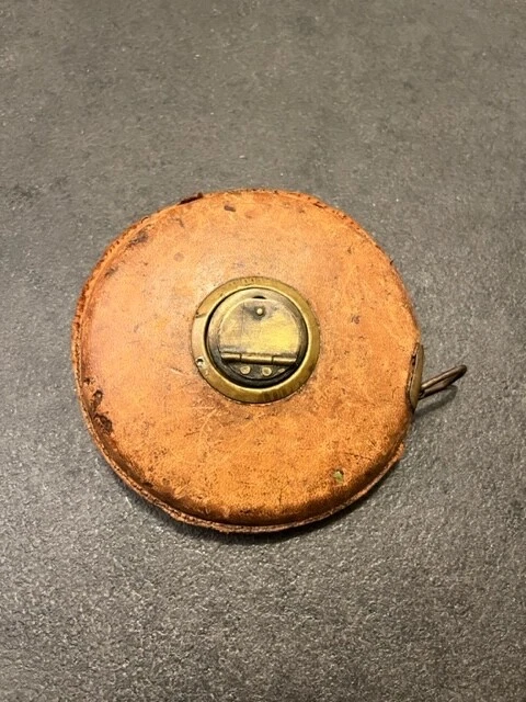 Ancien Mètre Ruban / Décamètre – Laiton, Cuir Et Tissu, 9,70 M, Usé (occasion, Vintage)