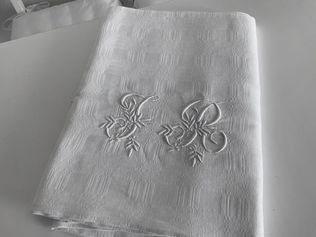 nappe damassée 160x230 monogrammée BM teinte en gris
