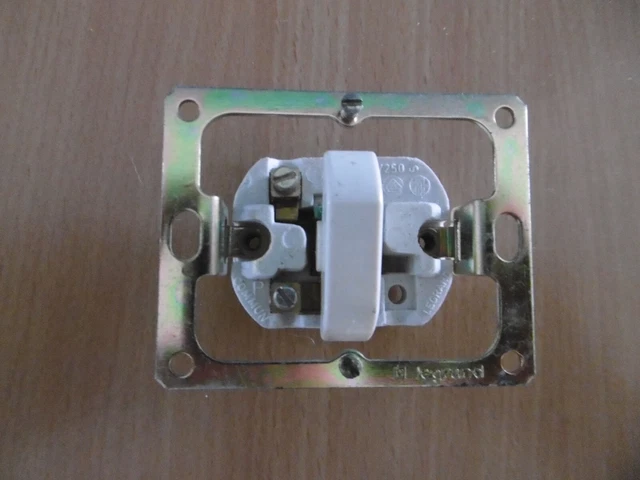 Chambord Legrand double interrupteur plus prise avec terre - Bricolage