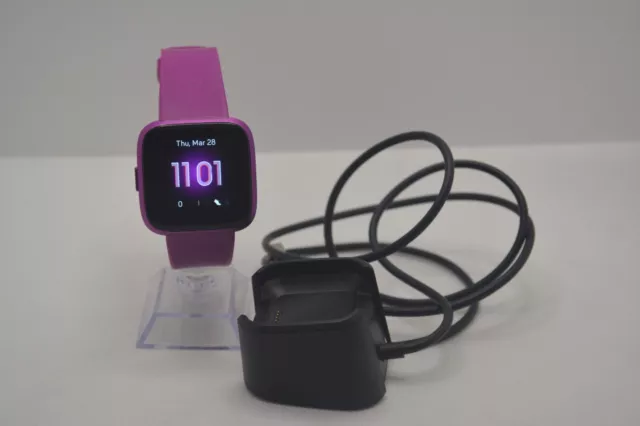 Reloj inteligente Fitbit Versa Lite FB415 púrpura rastreador de actividad y cargador