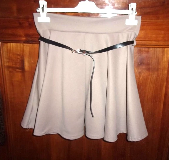 Jupe en tulle plissée noire et dorée , taille unique , neuve