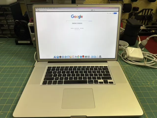 Apple MacBook Pro 17" Laptop A 1297 2.8 Intel Core 2 Duo, 128G SSD 8GB 1067 DDR3