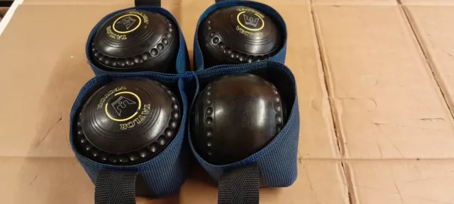 4 x Thomas Taylor Vector Lawn Bowls Size 3  c/w blue bowls carrier