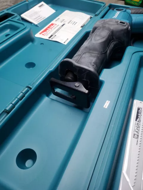 Nueva sierra recíproca Makita JR3050T con 2 cuchillas adicionales 3