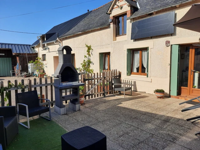 Longère with separate annexe, outbuildings and barn in central Brittany
