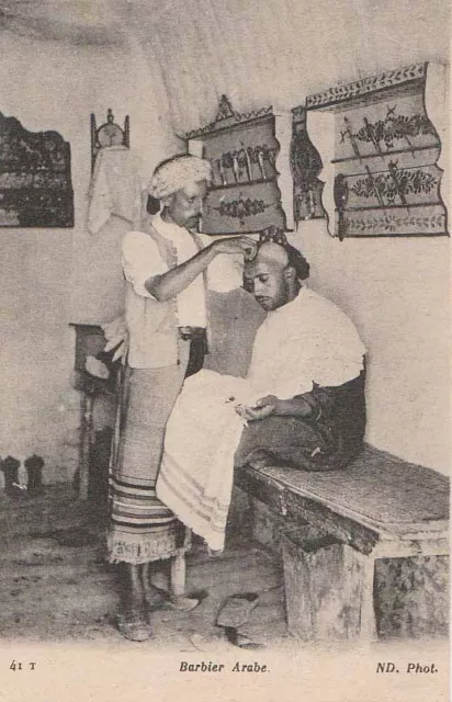 -Carte Postale ancienne Coiffeur Afrique du Nord titrée " Barbier Arabe"