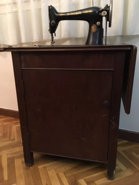 Máquina de coser SINGER antigua, con mueble, muy bonita. Funciona!